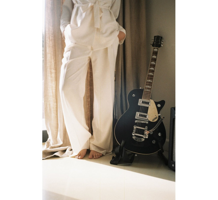 model 18407045 Široké kalhoty s ozdobnými knoflíky krémové - BeWear