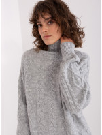 Sivý sveter s nadrozmernými káblami