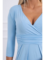 Priliehavé šaty s modrou líniou poprsia