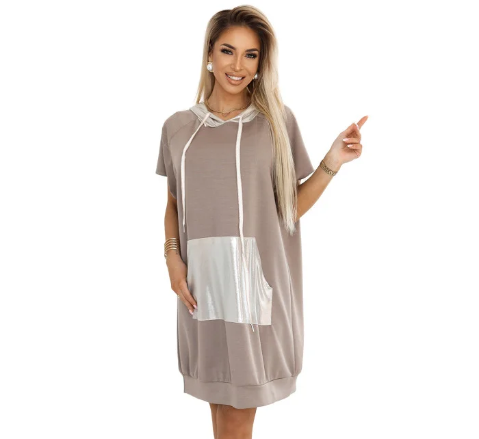 591-1 Klokanie šaty s kapucňou a kovovými detailmi - Mocha Mousse | Numoco Basic