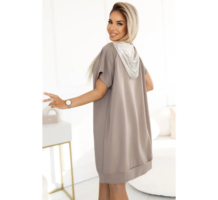 591-1 Klokanie šaty s kapucňou a kovovými detailmi - Mocha Mousse | Numoco Basic