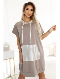 591-1 Klokanie šaty s kapucňou a kovovými detailmi - Mocha Mousse | Numoco Basic