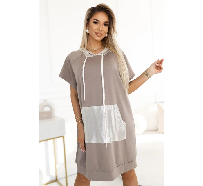 591-1 Klokanie šaty s kapucňou a kovovými detailmi - Mocha Mousse | Numoco Basic